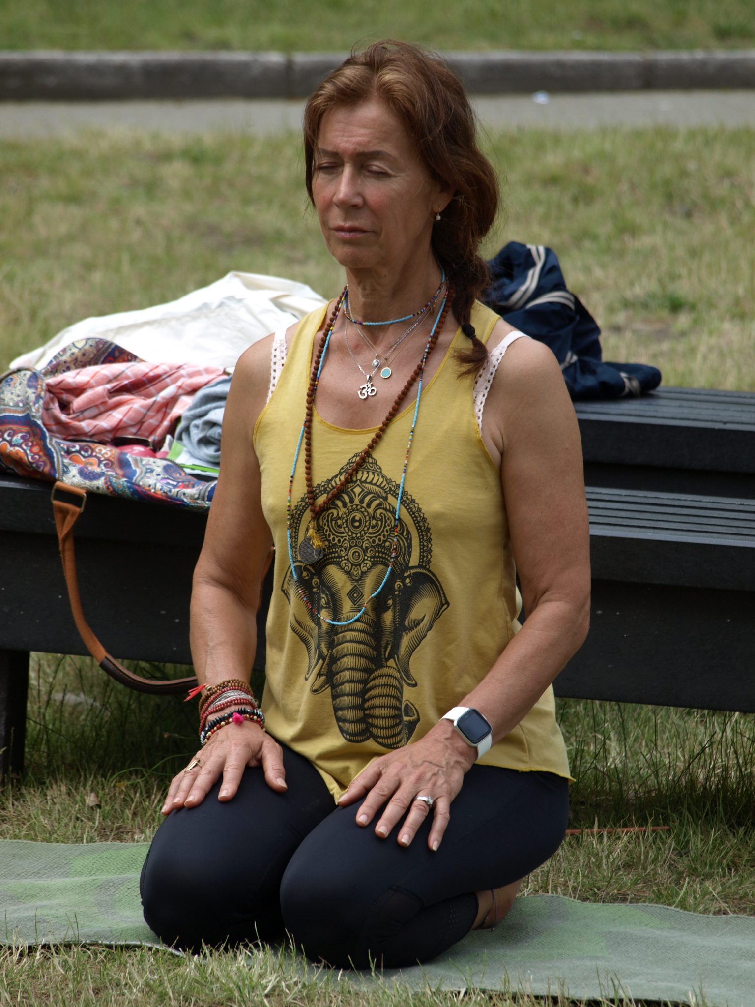 Séance de méditation en extérieur pendant une activité de yoga à Dunkerque