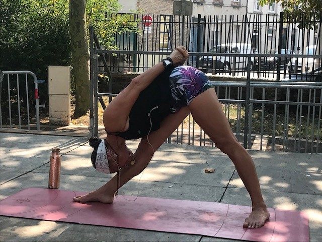 Cours collectif de yoga en extérieur à Dunkerque